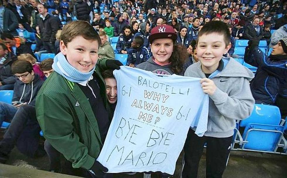 Il 2013 di Balotelli inizia con l’approdo in rossonero. Alcuni baby-tifosi del Manchester City gli tributano un saluto ricordando il derby di Manchester deciso dall’attaccante del Milan con una doppietta festeggiata con la celebre maglia “Why always me?”